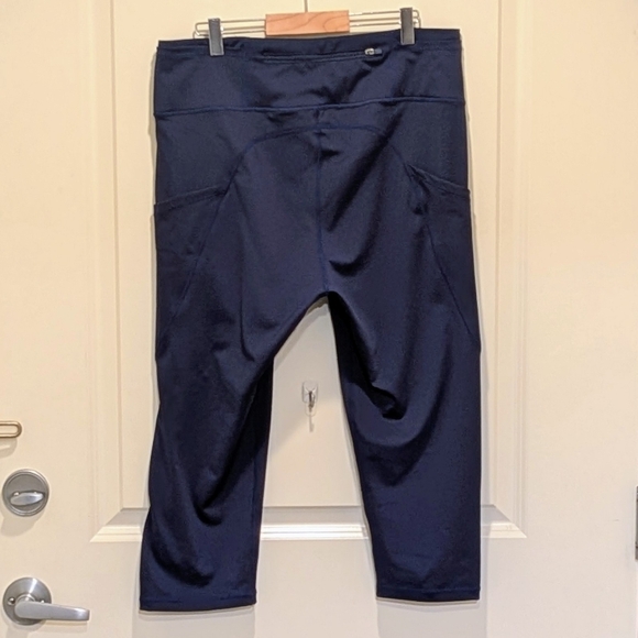 NWT Yelete Active 2XL Navy Blue Multi Pocket Capri Leggings - Picture 6 of 7